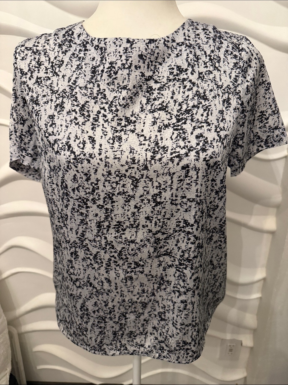 H&M Short Sleeve Crewneck Tee in Navy and White Abstract Print